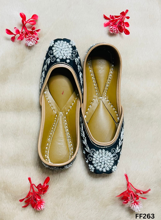 Handcrafted Punjabi Juttis